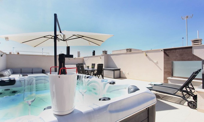 San Pedro del Pinatar Villa | Nueva villa moderna con piscina privada climatizada, bañera de hidromasaje, amplio solárium y wifi gratuito.