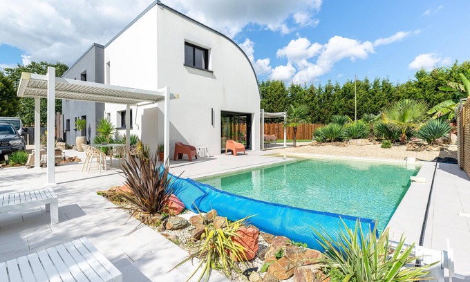 Saint-Aignan-Grandlieu Casa | Modern Villa with Private Pool