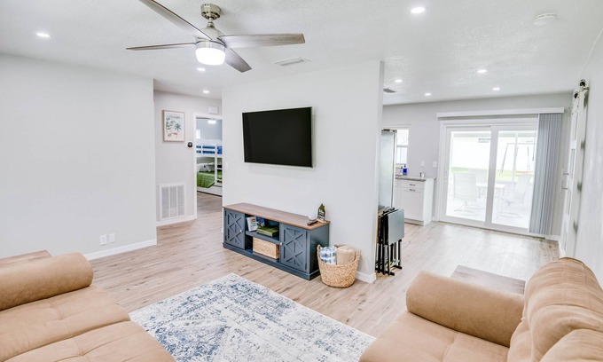 Cypress Gardens Casa | Modern Vacation Home near Legoland