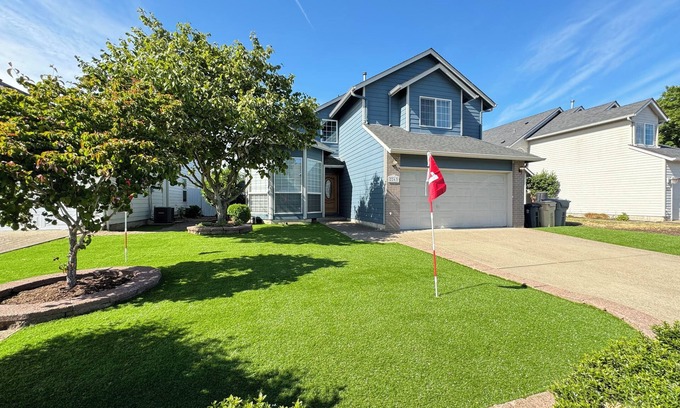 Albany Casa | Modern Vacation Home w/ hottub, pool table. Next to lovely park. Shopping nearby