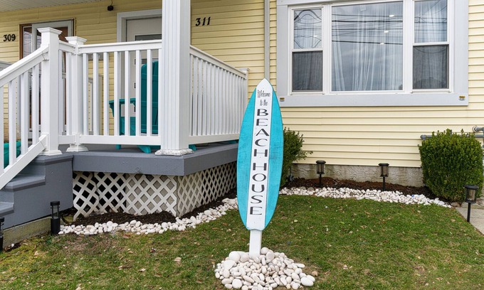 Queens Apartamento | Modern vacation rental w/hot tub. 15 minutes from the airport