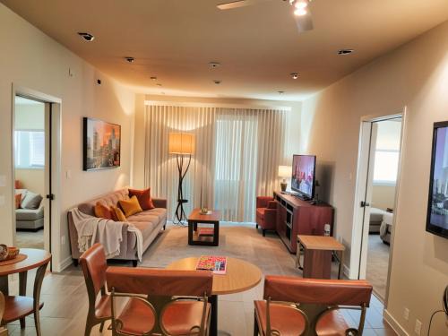 Hollywood Apartamento | Modern Venice Beach Stay - Walk to Marina & Boardwalk