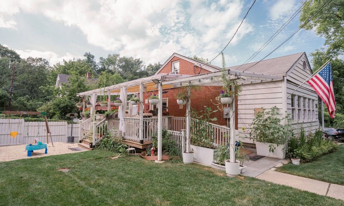 Roslyn Casa | Modern vibe w/historic Roslyn home on Long Island