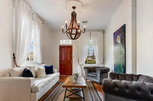 New Orleans Casa | Modern Victorian House With Relaxing Courtyard