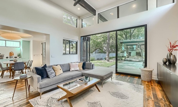 Zilker Villa | Modern Villa 5 minutes from Zilker Park and Downtown