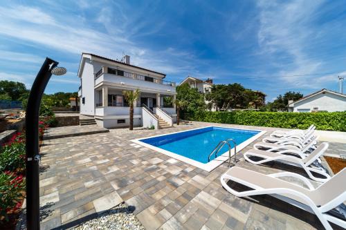 Porat Villa | Modern Villa Christian with pool, sauna, and jacuzzi, 10 min walk from the beach