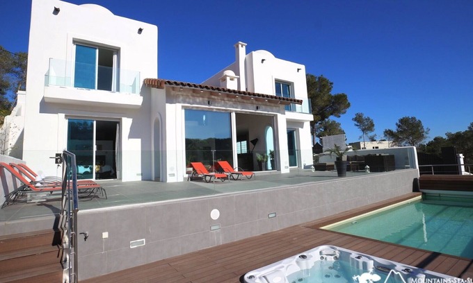 Olivella Villa | Villa Ibiza con A / C, piscina privada y bañera de hidromasaje en una ubicación tranquila.
