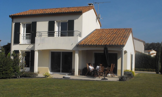 Les Forges Villa | Villa moderna con más de 1000 m2 de jardín, junto a la piscina climatizada y campo de golf