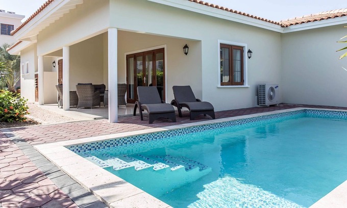 Salina Casa | Villa moderna cerca de la playa de Mambo con piscina privada