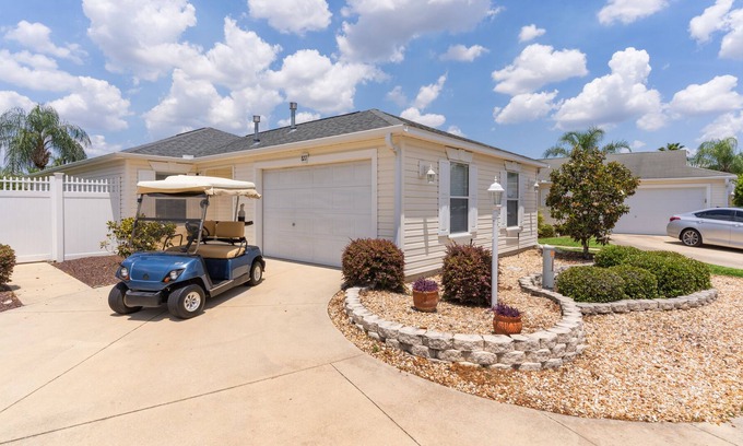 Virginia Trace Villa | Modern Villa Retreat – 2 minutes from Lake Sumter Landing