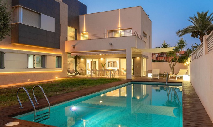 Aguadulce Chalet De Esquí | Villa moderna con piscina privada a 5 min de la playa