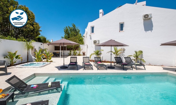 Montechoro Villa | Modern villa w/ heatable pool & BBQ, Albufeira