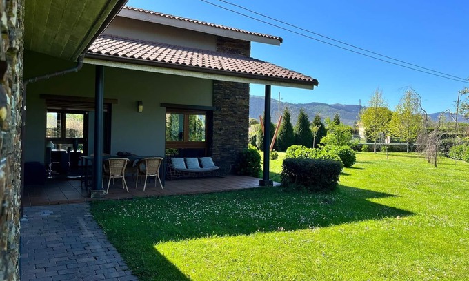 San Pedro de la Ribera Chalet De Esquí | Villa moderna con jardín en Cudillero