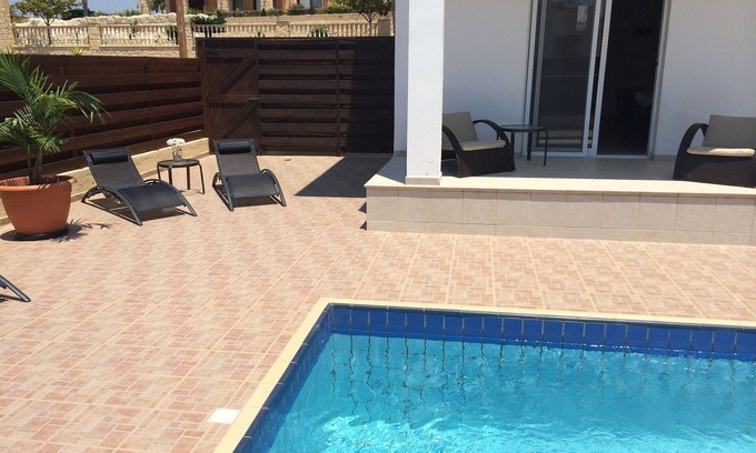 Emba Villa | Villa moderna con piscina privada aislada y acceso a internet wi-fi de alta velocidad