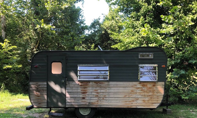 Eureka Alquiler De RV | Modern Vintage Camper on a Farm w/ River View
