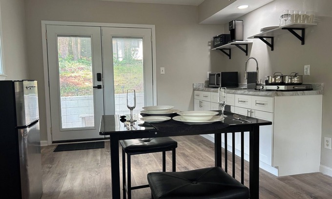 Candler-McAfee Apartamento | Modern, Warm Private 1 BR Apartment