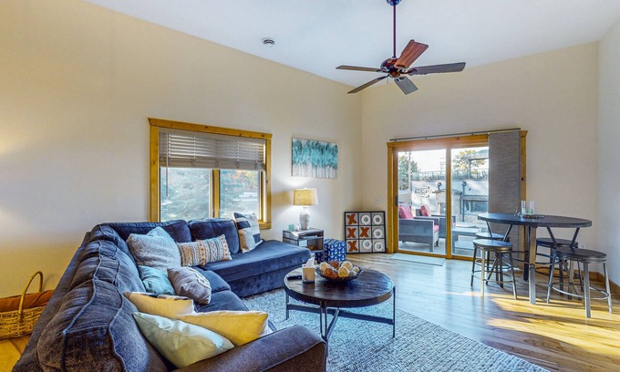 Minocqua Condominio | Modern Water-View Condo with Fast WiFi, Gas Fireplace, Patio & Gas Grill