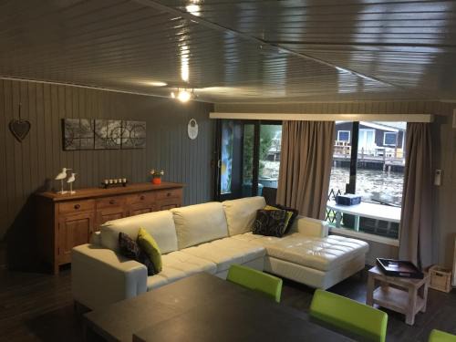 Geel Casa | Modern waterfront chalet