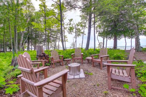 Sturgeon Bay Casa | Modern Waterfront Home - 1 Mi to Cave Point Park!
