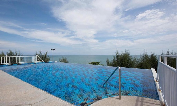 Kram Apartamento | Modern well kept sea front condo in Mae Phim Beach