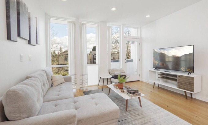 High Point Casa | Modern West Seattle 1BR, Rooftop + Walk to Beach