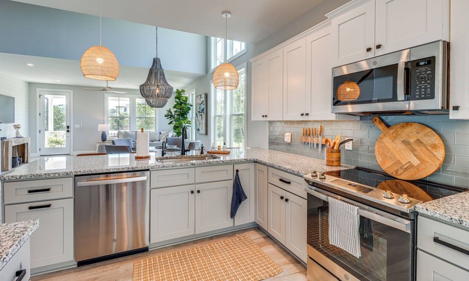 Myrtle Grove Casa | Modern Wilmington Home < 10 Mi to Downtown!