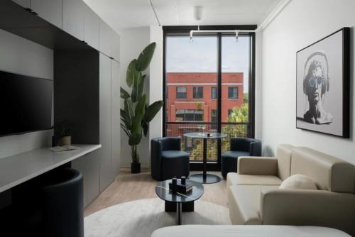 Historic Ybor Apartamento | Modern Ybor 2BD Free Parking Mins to DT