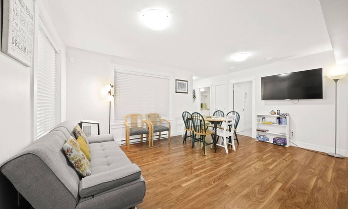 Cloverdale Casa | Modern yet comfy 3 bed suite in Surrey