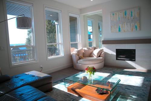 Burke Mountain Casa | Modern Zen House, EV Plugin, Mountains, Trails & Stylish Urban Vibe