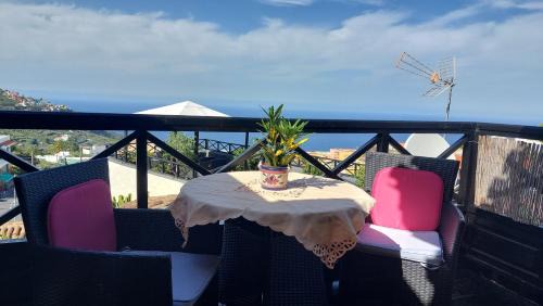 El Guincho Apartamento | Moderne Ferienwohnung mit privatem Balkon sowie Meer- und Gebirgsblick