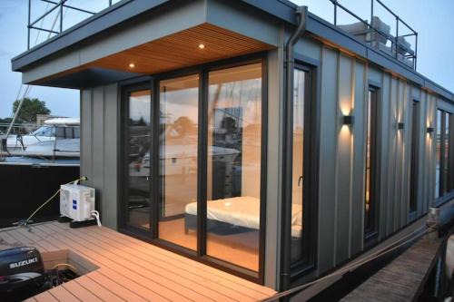 Municipality of Zaanstad Alquiler De Eote | Moderne houseboat op het water!