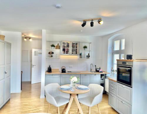 Kleinwelka Apartamento | Modernes Appartement "ALTE MÄDCHENSCHULE", inkl Stellplatz, E-Bike Ladestation, Boxspringbett, Business, 2 Personen, gratis Kaffee und Tee, WLAN