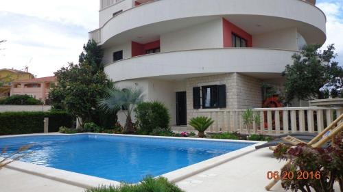 Liznjan Apartamento | Modernes Ferienappartement mit drei Balkonen mit Meerblick, in der Nähe des Strandes und des Zentrums, mit einem gemeinschaftlichen Partyraum