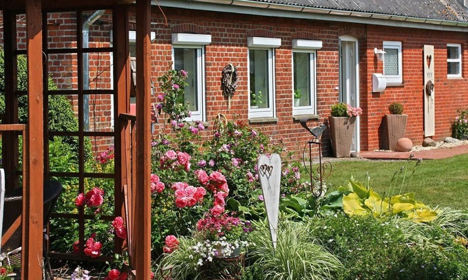 Uphusum Casa | Modernes, Gemütliches Doppelhaus mit Großem Garten und Kaminofen im Schönen Nordfriesland. Wunderbar für Paare und Familien Geeignet, die Sich Abseits des Alltagstrubels Eine Auszeit Gönnen Möchten. Gern Sind Auch Haustiere Willkommen!
