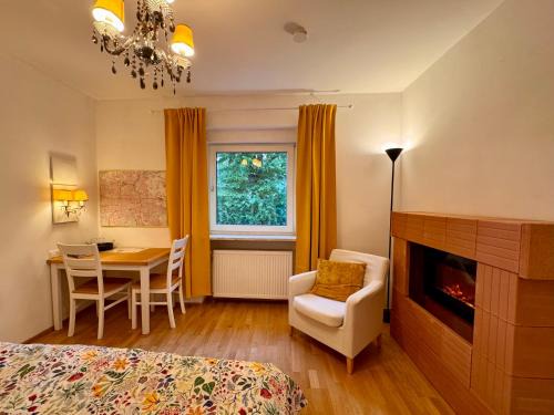 Am Waldfriedhof Casa | Modernes Zimmer am Park mit Garten, Hühner & Enten
