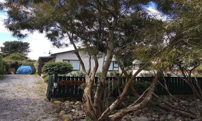 Purakaunui Casa | Bach modernizado en la hermosa y aislada Long Beach.