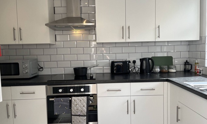 Wigan Casa | Modernised Central Wigan Townhouse Sleeps up to 6