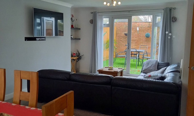 Fairwater Casa | Modernised home with 2 bedrooms in Cardiff