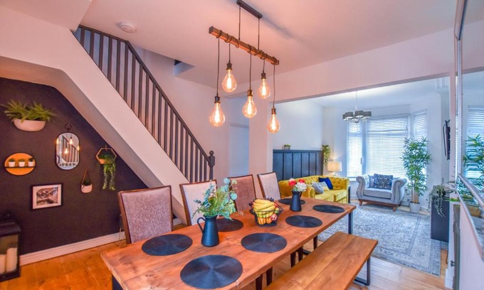 Roath Casa | Modernistic 4-bedroom home close to City Centre