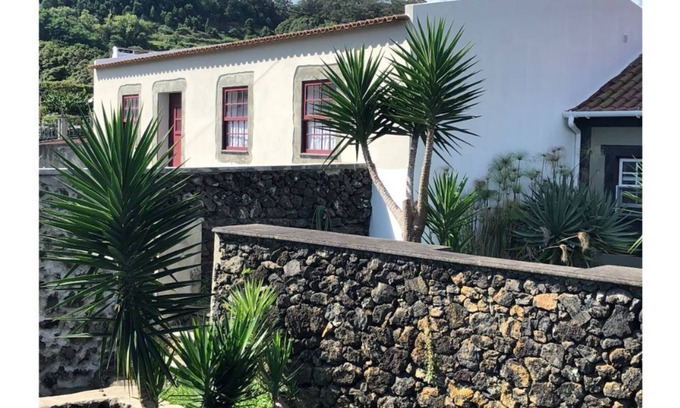 Altares Casa | Modernly Equipped Country House, 5 minutes from Natural Swimming Pools