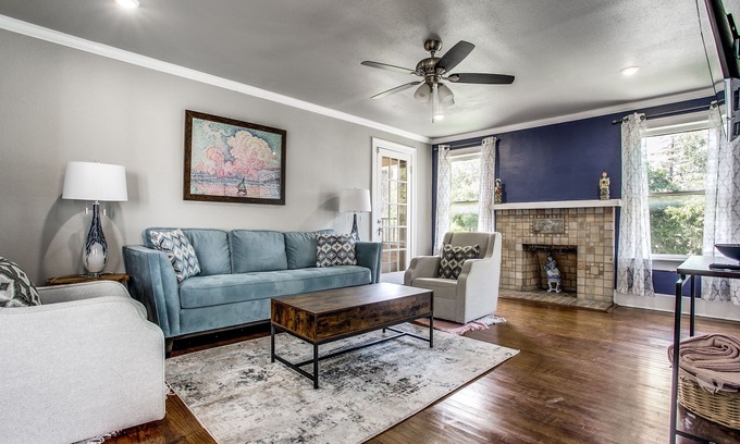 Uptown Apartamento | Modernly renovated 2B apartment with impressionist art theme