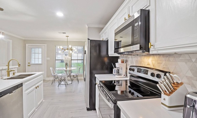 Gonzales Casa | Modernly Styled Home - 30 minutes away from New Orleans Airport & Baton Rouge