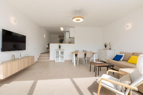 Coves Noves Apartamento | Moderno apartamento totalmente reformado con vistas al mar