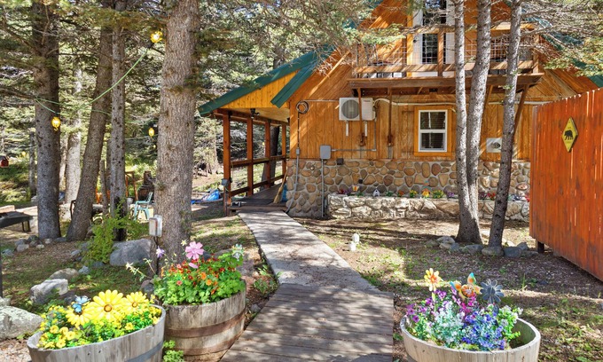 Red River Cabaña | "Moe's Riverside Cottage", Riverfront, Pet friendly, WIFI, sleeps 6
