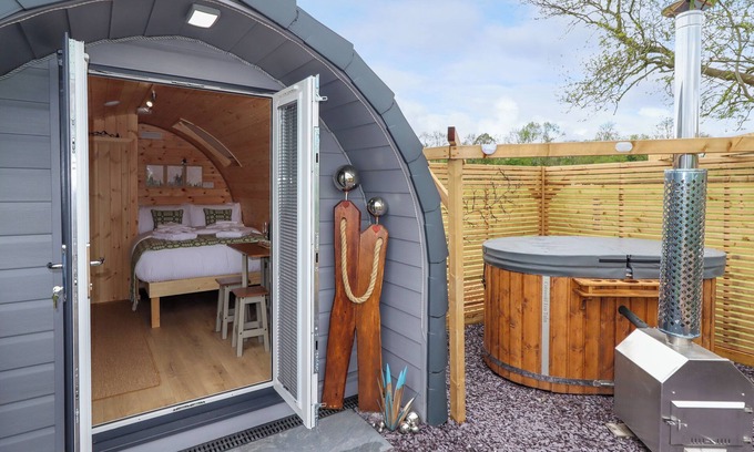 Denbigh Cabaña | MOEL ARTHUR, romantic, country holiday cottage in Denbigh