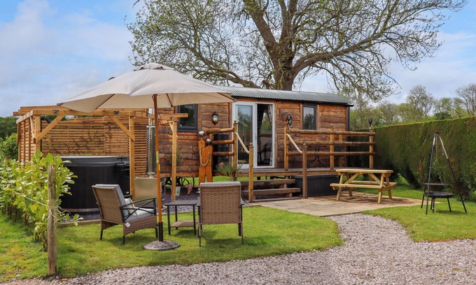 Denbigh Cabaña | MOEL Y PARC, romantic, luxury holiday cottage in Denbigh
