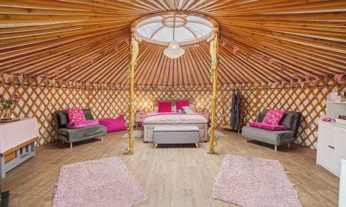 Attleborough Alquiler De RV | MOET Luxury Heated Yurt with Private Hot Tub