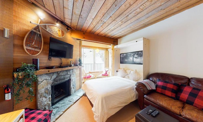 Big White Ski Resort Hotel | Moguls 813