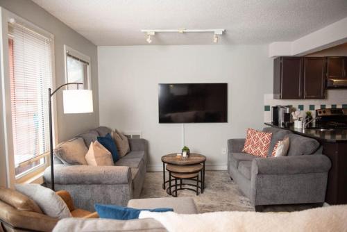 East Kootenay Apartamento | Moguls, Lofted Ski in Ski Out with Hot Tub Access