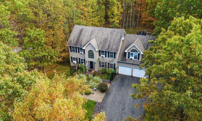 Albrightsville Villa | Mohawk Kudil in Poconos !Njoy Your spring with Hot Tub, Private Pool & Game Room